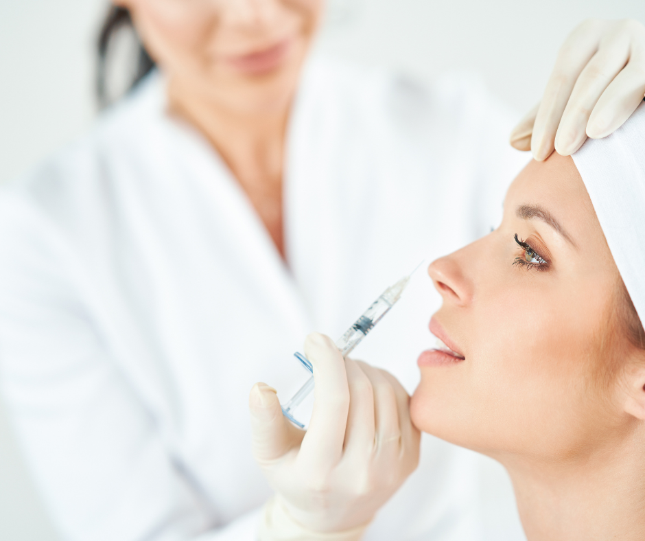 A harmonização facial é um conjunto de procedimentos estéticos realizados para promover a harmonia da face.
