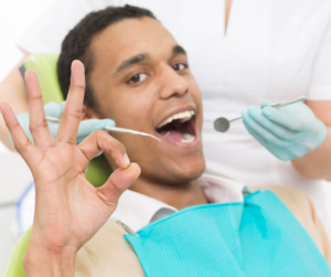 A exposição radicular no dente é uma condição que ocorre quando a raiz do dente fica exposta por causa de uma retração da gengiva.