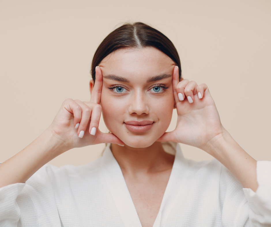 O lifting facial, também conhecido como ritidoplastia, é um procedimento cirúrgico realizado para melhorar a aparência do rosto