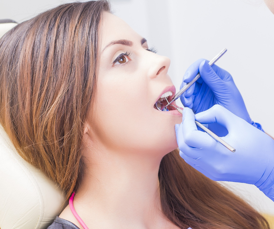 A odontologia preventiva é uma área essencial da saúde bucal que visa manter os dentes e gengivas saudáveis, evitando problemas mais.