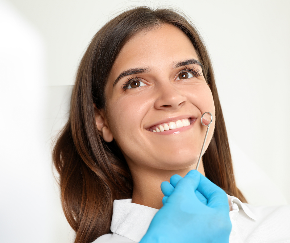 A odontologia preventiva é uma área essencial da saúde bucal que visa manter os dentes e gengivas saudáveis, evitando problemas mais.