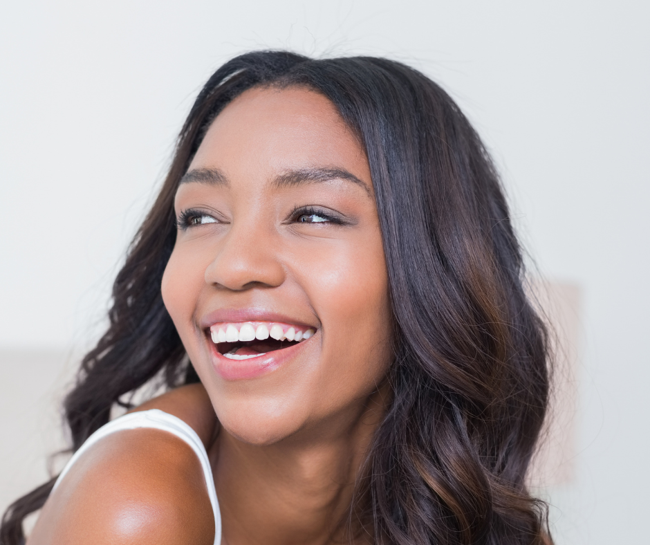 Descubra curiosidades divertidas sobre o sorriso, seus benefícios para a saúde e como a Clínica Aline Resende pode ajudar você.