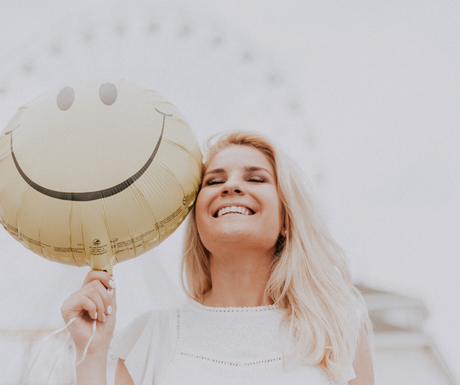 Descubra curiosidades divertidas sobre o sorriso, seus benefícios para a saúde e como a Clínica Aline Resende pode ajudar você.