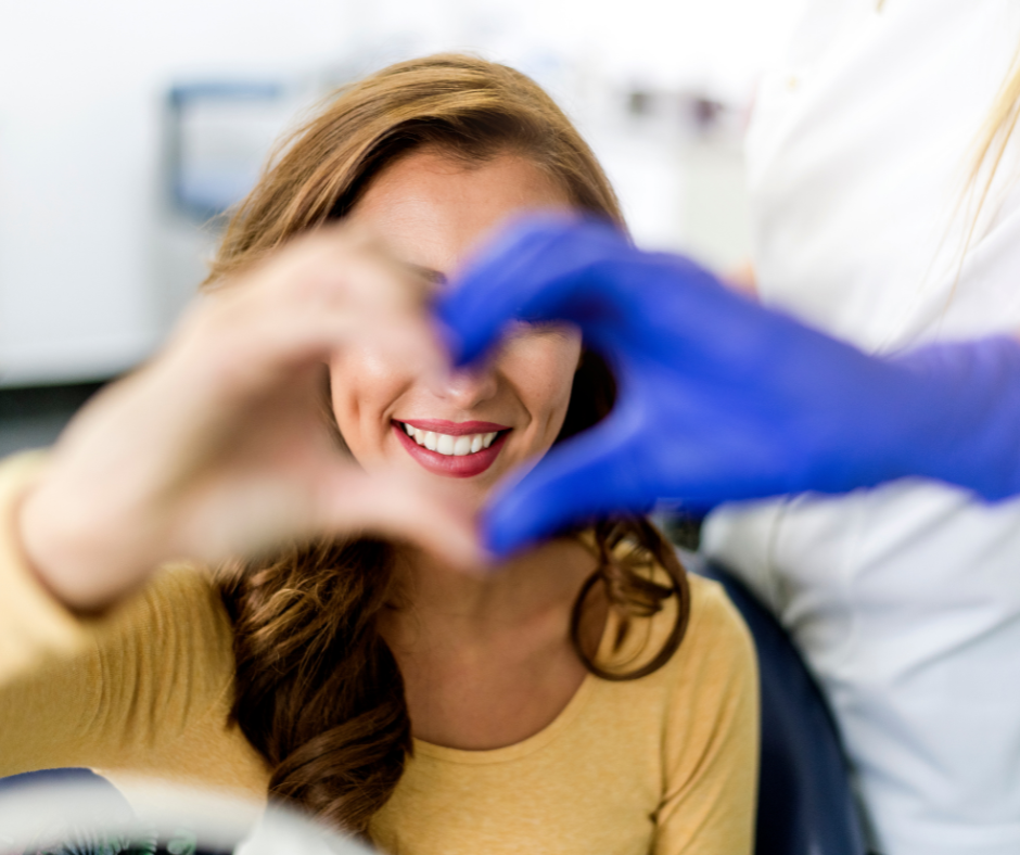 Descubra curiosidades divertidas sobre o sorriso, seus benefícios para a saúde e como a Clínica Aline Resende pode ajudar você.