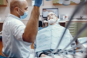 A odontologia geriátrica em São Paulo é uma especialidade tratada pela Clínica A.R Odontologia & Harmonização, que se dedica à investigação dos tratamentos odontológicos mesmo após o envelhecimento.