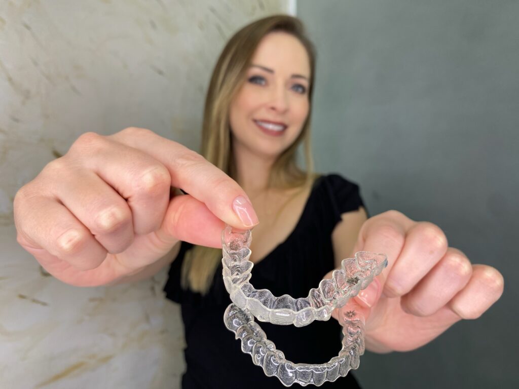 Os Alinhadores Invisalign tratam-se de placas praticamente transparentes que não apenas corrigem o sorriso, mas também proporcionam o melhor resultado com o mínimo de desconforto – não existem fios ou metais, facilitando a higiene e favorecendo estética.