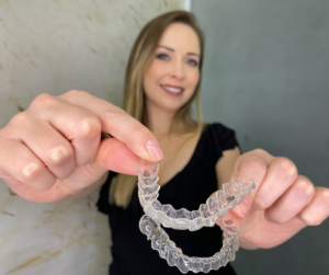 O invisalign funciona como um tipo de aparelho ortodôntico usado para fazer a correção dos dentes.