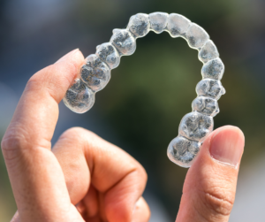 O tratamento com Invisalign é indicado para pacientes de todas as idades, sendo especialmente indicado para adultos. O Invisalign é um aparelho ortodôntico moderno e eficaz, desenvolvido para alinhar os dentes com maior conforto e rapidez.