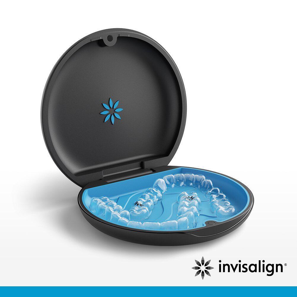 O invisalign funciona como um tipo de aparelho ortodôntico usado para fazer a correção dos dentes.