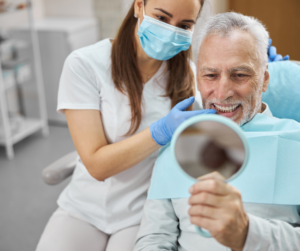 A Clínica A.R conta com uma equipe com diversas especialidades, dentre elas, a dentista especialista em idosos.