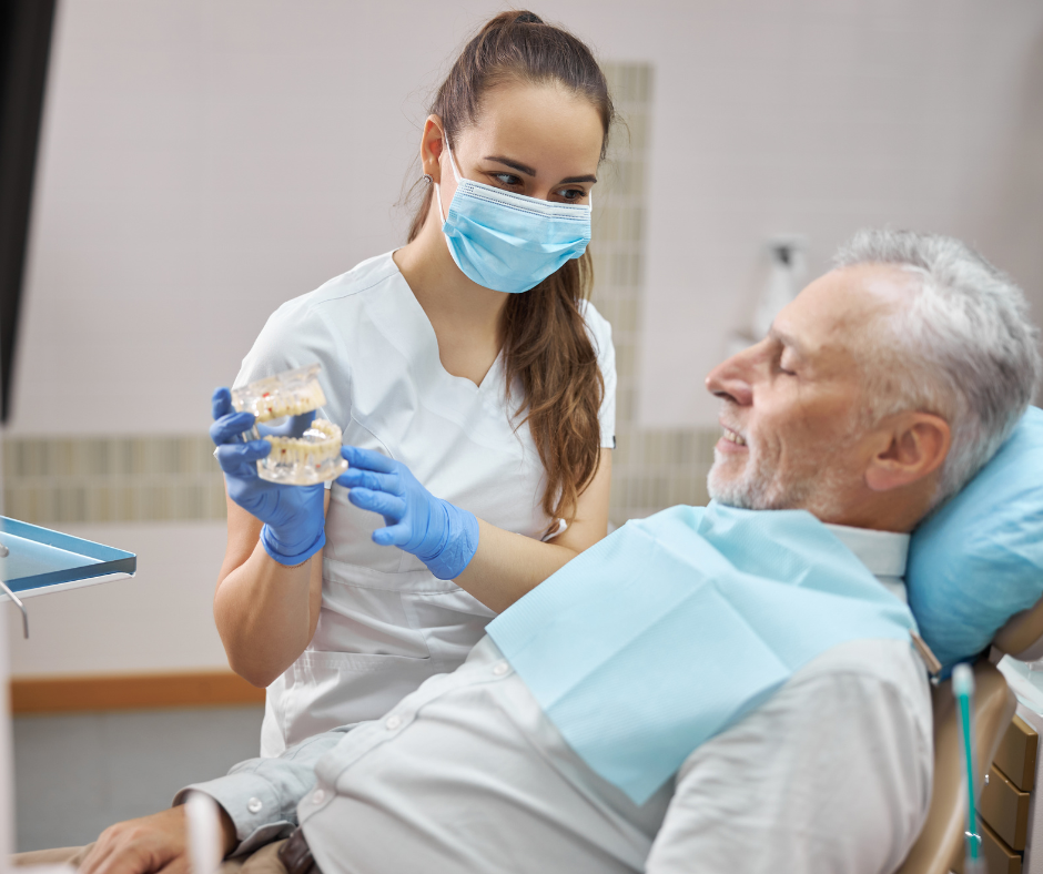 A Clínica A.R conta com uma equipe com diversas especialidades, dentre elas, a dentista especialista em idosos.