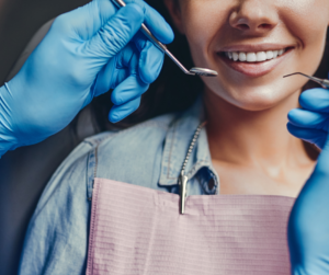 Caso não exista a possibilidade de você ir ao dentista imediatamente, a primeira medida indicada é o bochecho com água morna e sal