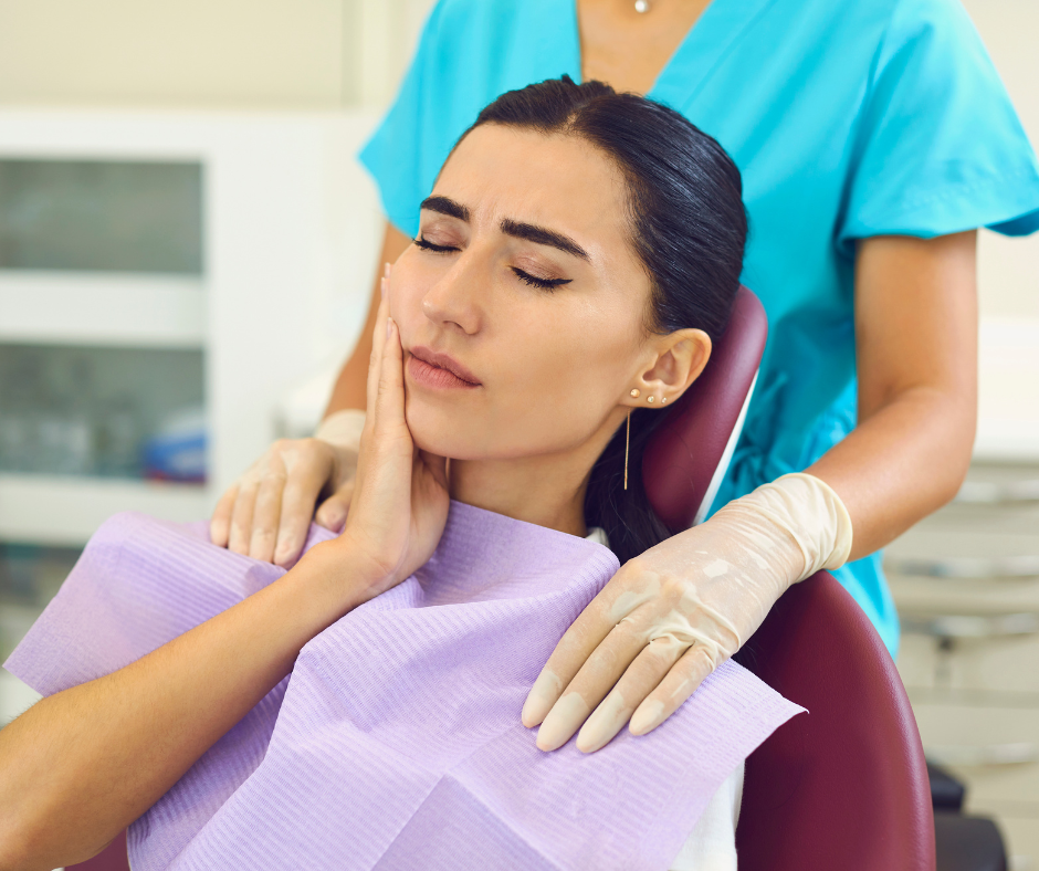 Para tratar a sensibilidade nos dentes pode ser desde a restauração na área afetada, até uma cirurgia, dependendo da causa e gravidade do problema.