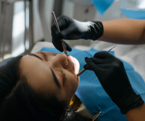 O dentista para aparelho autoligado em Arujá é ortodontista que possui a especialização necessária para tratar da posição da estrutura dentária. A Clínica A.R dispõe desse profissional para o tratamento eficaz e humanizado das condições associadas à correção dos dentes.
