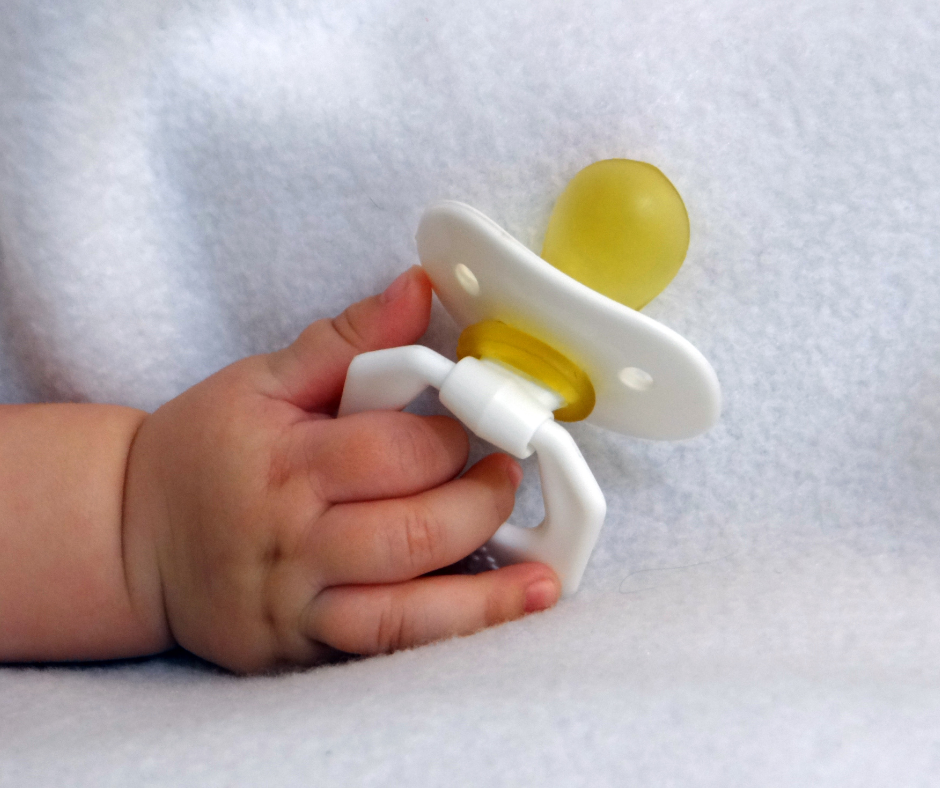 A chupeta é inimiga do dente? Sim! A sucção contínua e prolongada da chupeta pode levar a problemas ortodônticos