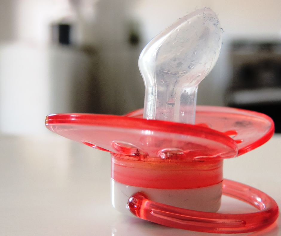 A chupeta é inimiga do dente? Sim! A sucção contínua e prolongada da chupeta pode levar a problemas ortodônticos