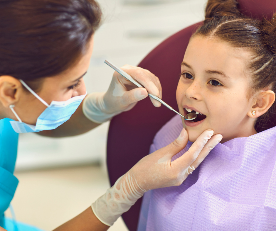 Quando se trata de dentes de leite, existem duas opções principais: deixar o dente de leite cair naturalmente ou extrair o dente de leite.