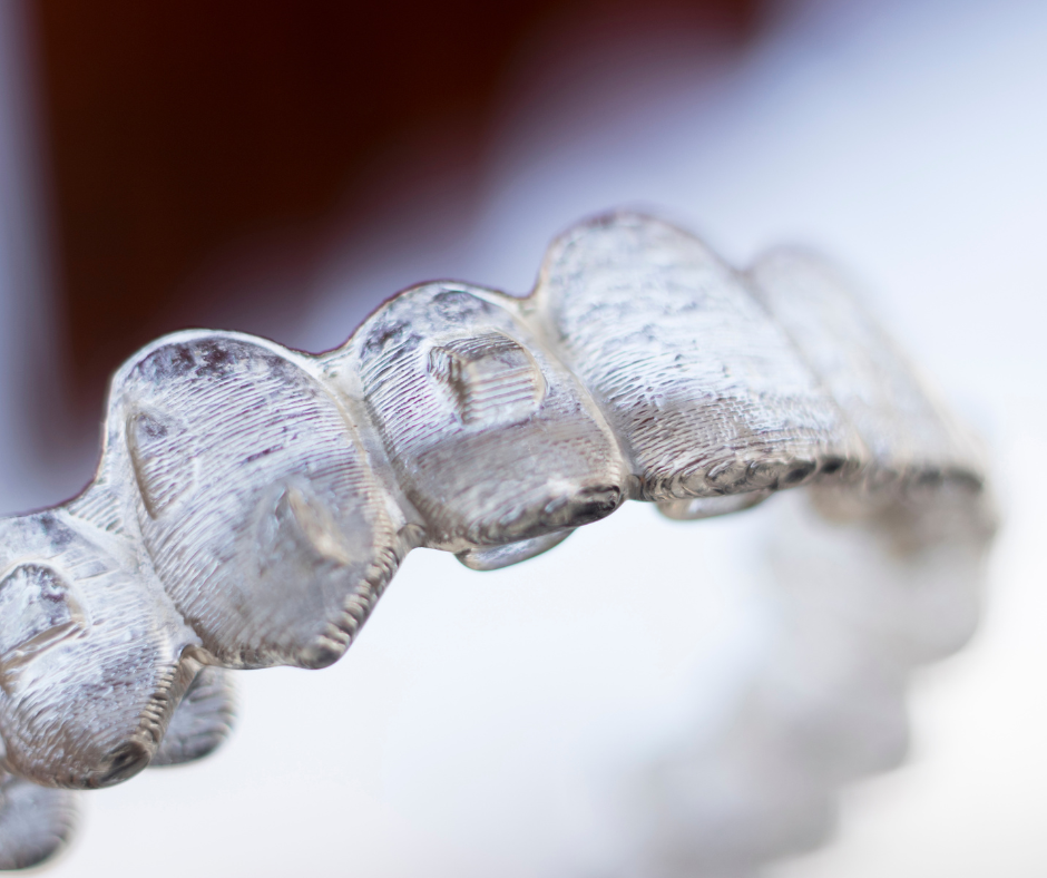 Aparelho Ortodôntico Transparente oferece uma alternativa estética ao aparelho fixo tradicional, permitindo que os pacientes corrijam problemas dentários sem comprometer a aparência.