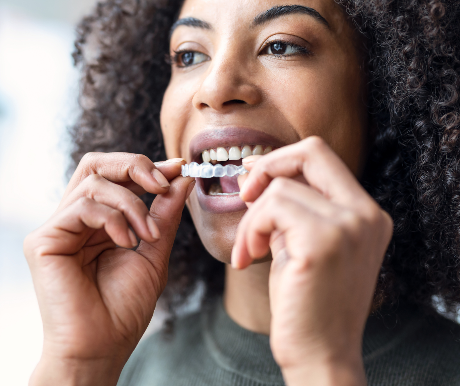 Aparelho Ortodôntico Transparente oferece uma alternativa estética ao aparelho fixo tradicional, permitindo que os pacientes corrijam problemas dentários sem comprometer a aparência.