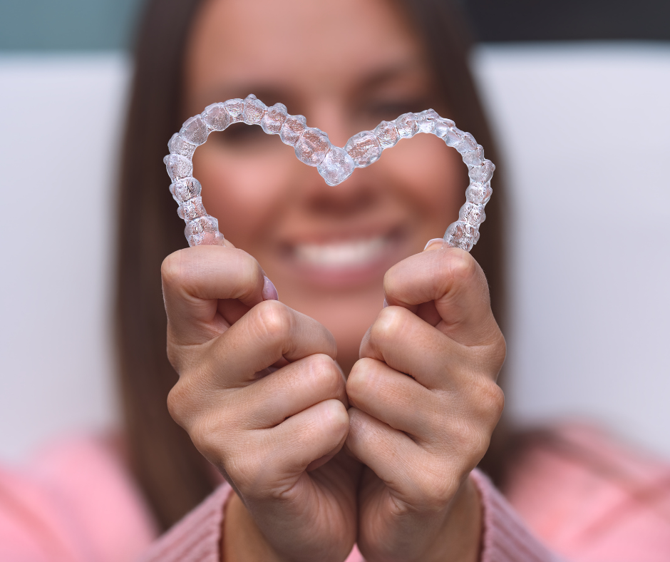 Por que investir em um aparelho Invisalign? Ter um sorriso alinhado é muito mais do que uma questão estética; ele está diretamente relacionado