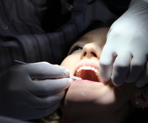 Enxerto Ósseo Dentário: Quando É Necessário e Como Funciona? Muita gente já ouviu falar em implantes dentários, mas o que nem todo mundo sabe