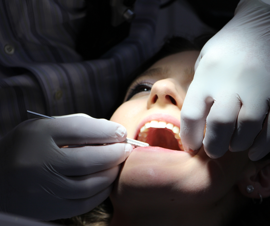 Enxerto Ósseo Dentário: Quando É Necessário e Como Funciona? Muita gente já ouviu falar em implantes dentários, mas o que nem todo mundo sabe