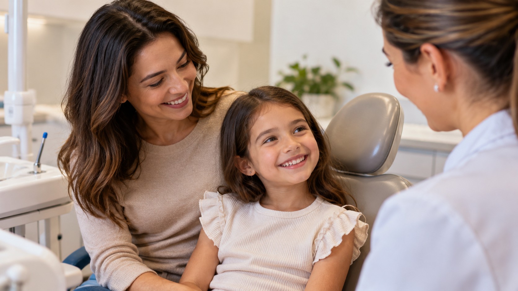 Mãe e filha durante atendimento odontológico para avaliação ortodôntica infantil.
